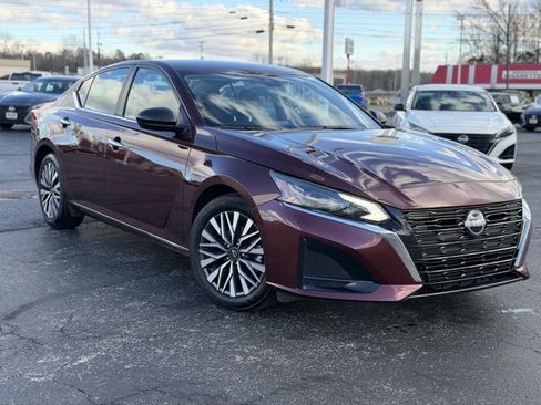 Used 2025 Nissan Altima 2.5 SV image 2