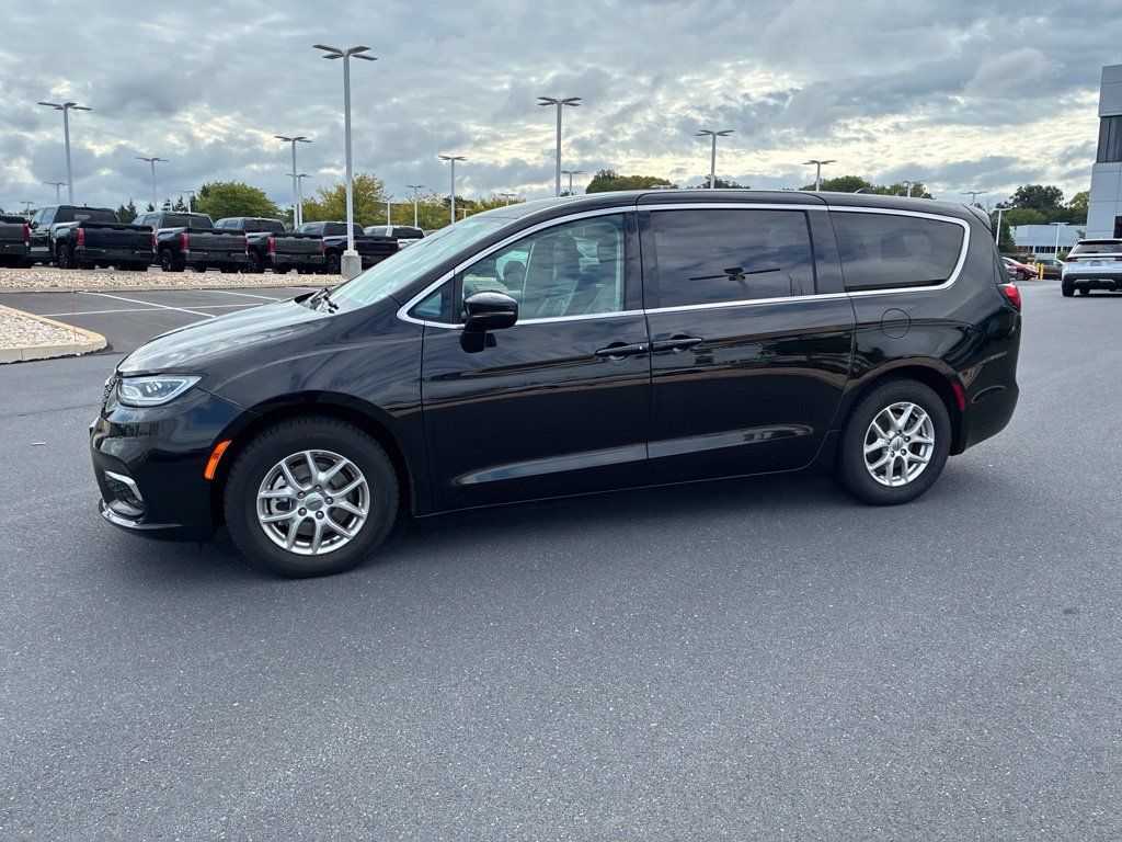 Used 2024 Chrysler Pacifica Touring-L FWD image 17