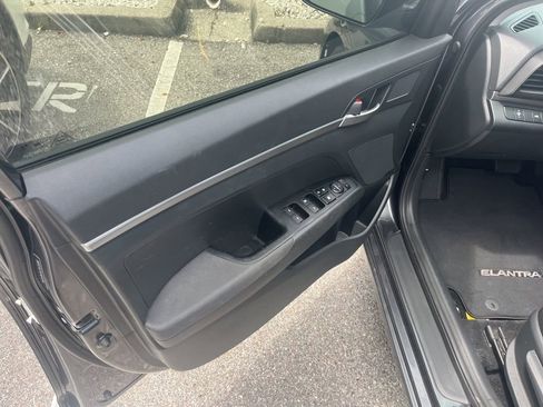 Used 2020 Hyundai Elantra SE w/ Cargo Package (C1) image 9