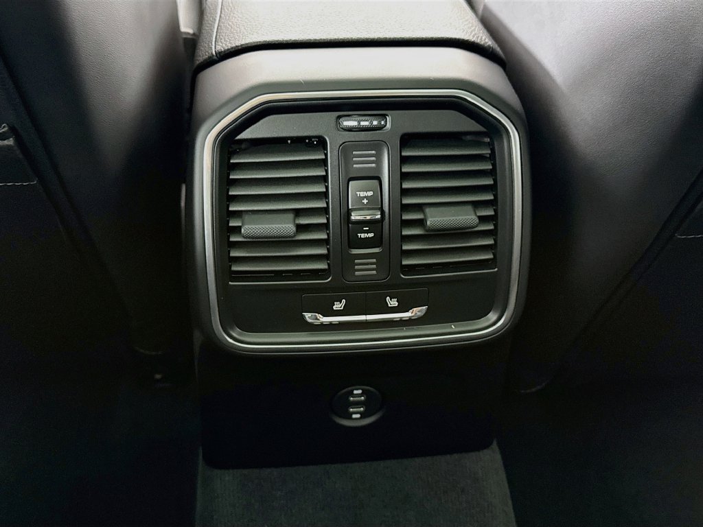 Certified 2025 Porsche Macan AWD/4WD image 27