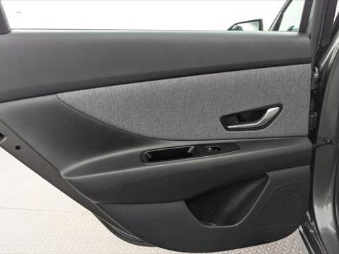Used 2025 Hyundai Elantra Limited FWD image 16