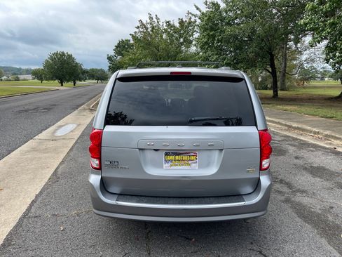 Used 2019 Dodge Grand Caravan SXT image 4