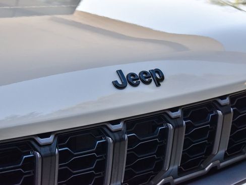 New 2026 Jeep Grand Cherokee Altitude image 9