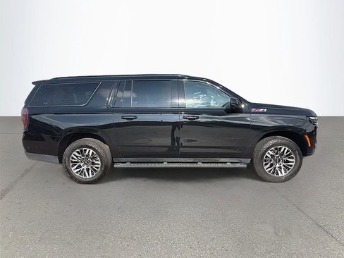 Used 2025 Chevrolet Suburban Z71 AWD/4WD image 3