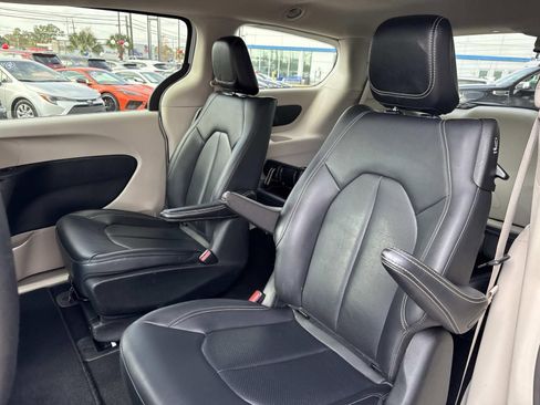 Used 2024 Chrysler Pacifica Limited FWD image 16