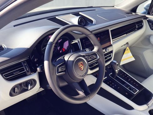 New 2026 Porsche Macan image 4