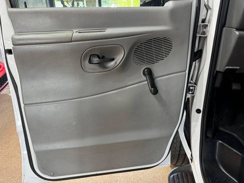 Used 2006 Ford E-350 and Econoline 350 XL RWD image 20
