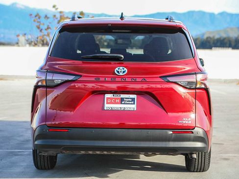 Used 2023 Toyota Sienna XLE image 6