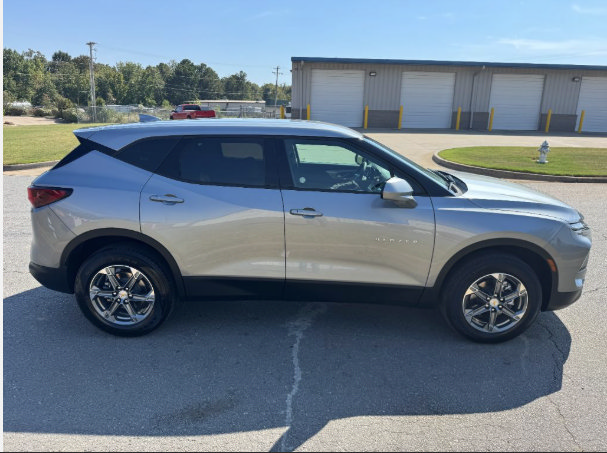 Used 2025 Chevrolet Blazer LT FWD image 3