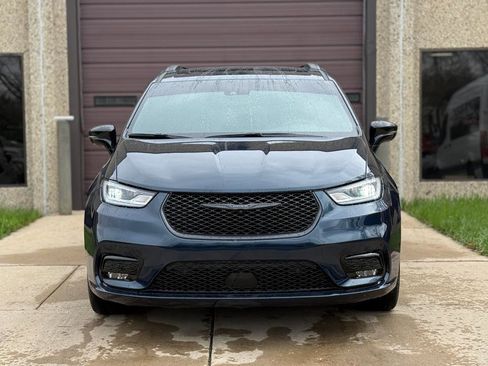 Used 2025 Chrysler Pacifica Limited image 2