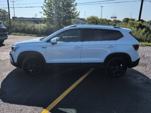 Used 2022 Volkswagen Taos SE FWD image 2