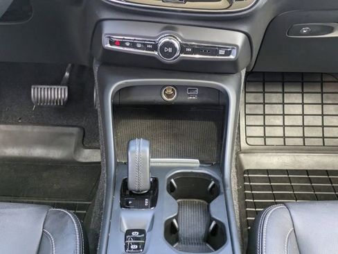 Used 2021 Volvo XC40 T5 Momentum w/ Premium Package image 19