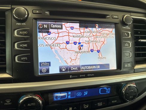 Used 2019 Toyota Highlander SE w/ Nightshade Edition FWD image 23