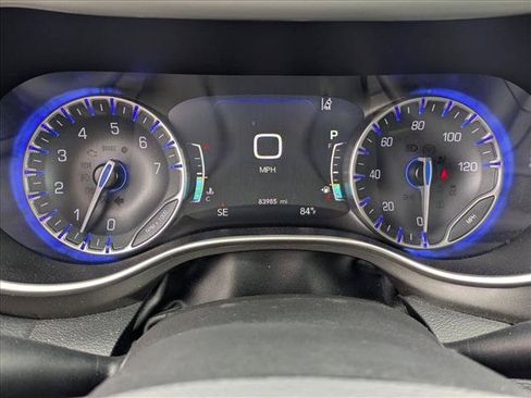 Used 2023 Chrysler Pacifica Touring-L FWD image 11