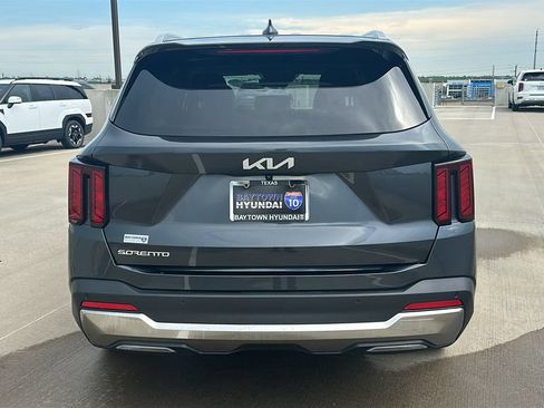 Used 2024 Kia Sorento S FWD image 11