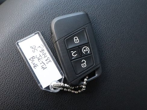 Used 2025 Volkswagen Jetta SE image 30