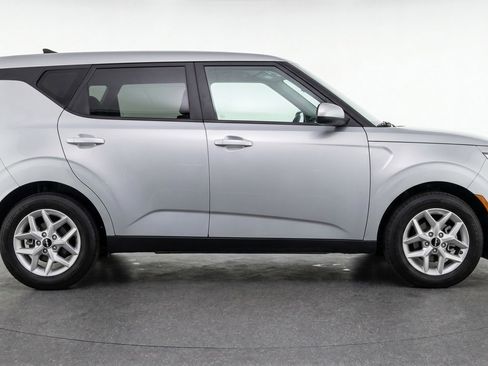 Used 2025 Kia Soul LX w/ LX Technology Package FWD image 11