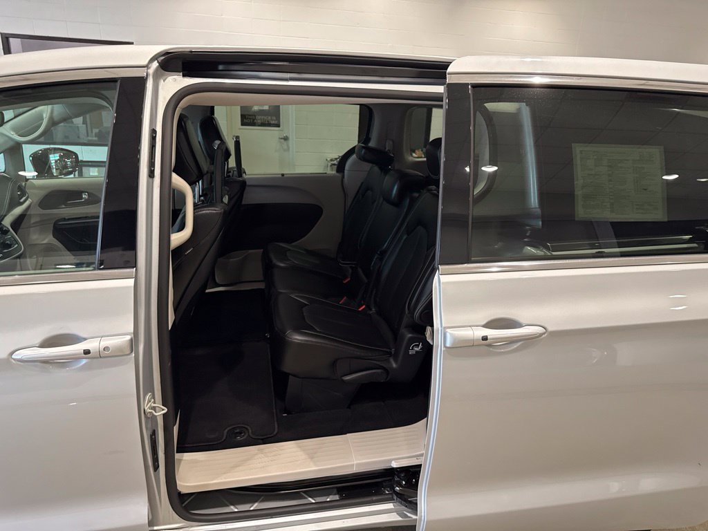 Used 2024 Chrysler Pacifica Touring-L w/ Uconnect Theater Family Group FWD image 21