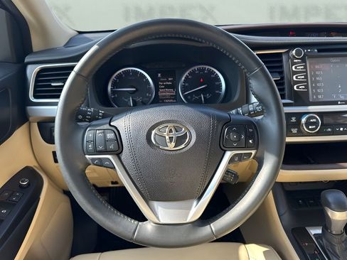 Used 2018 Toyota Highlander XLE image 16