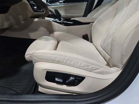 Certified 2023 BMW 530e w/ Premium Package image 24