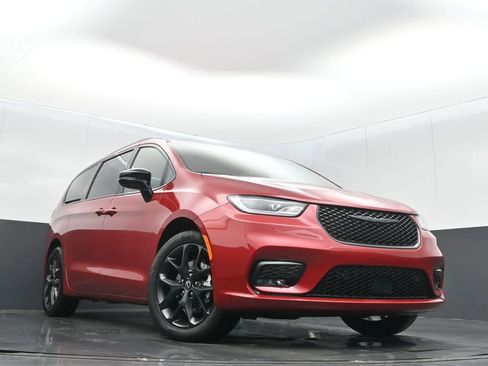 New 2026 Chrysler Pacifica Select w/ S Appearance Package image 30