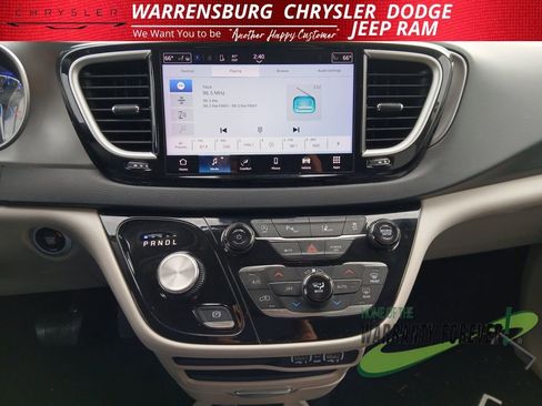 Used 2023 Chrysler Pacifica Touring-L image 22