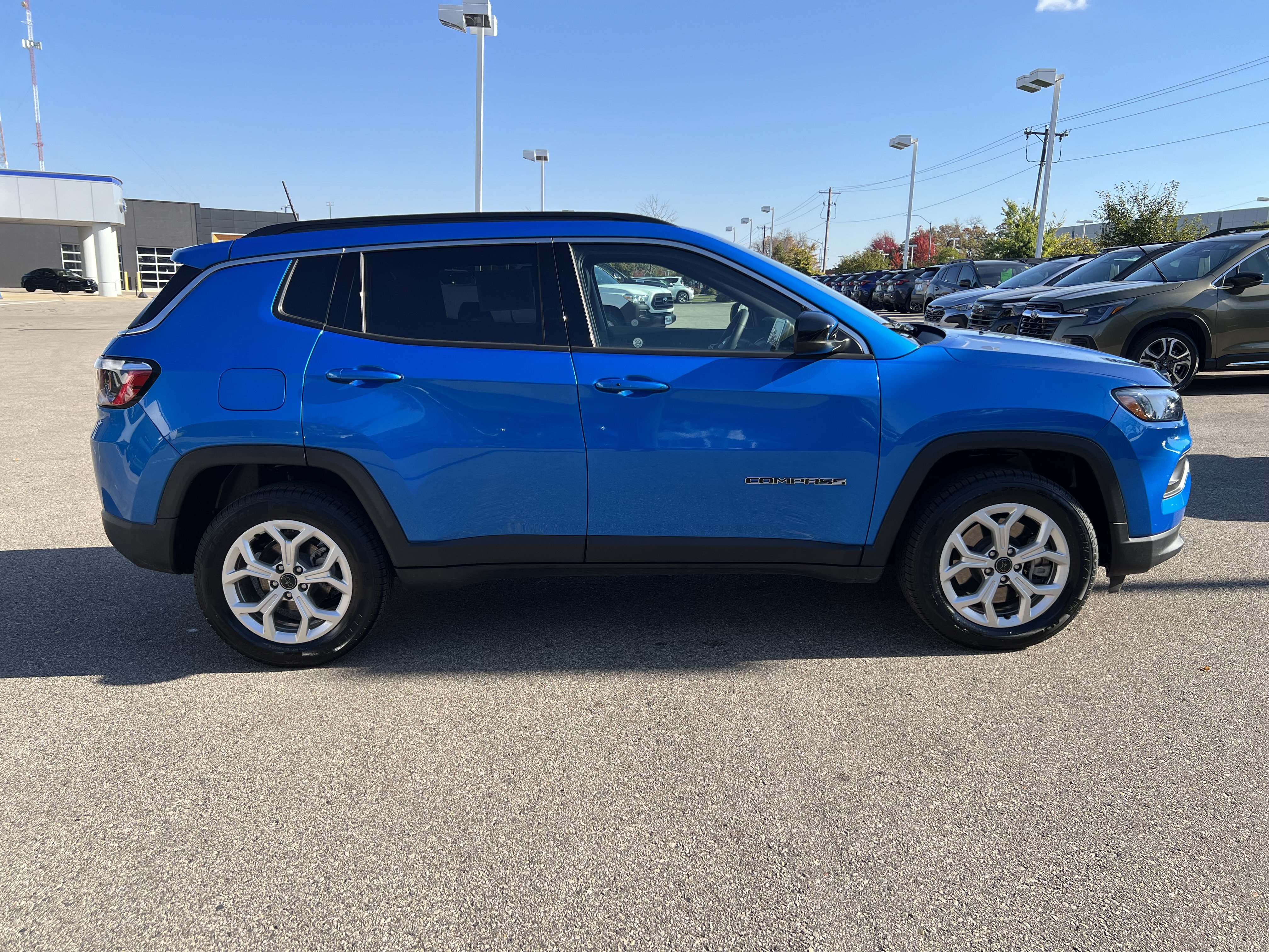 Used 2025 Jeep Compass Latitude AWD/4WD image 8
