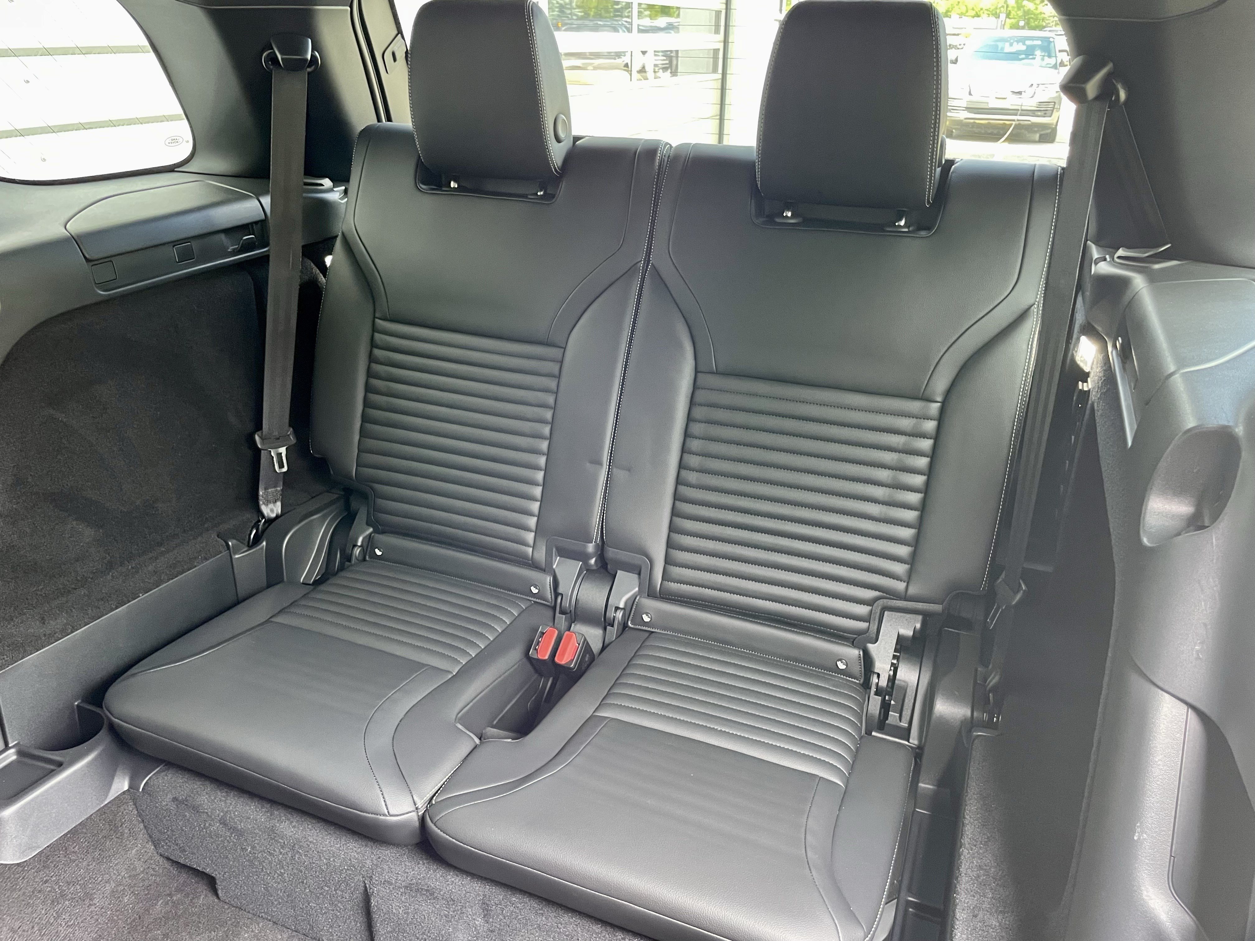Used 2025 Land Rover Discovery S AWD/4WD image 32