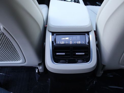 Used 2017 Volvo XC90 T6 Momentum w/ Vision Package image 31