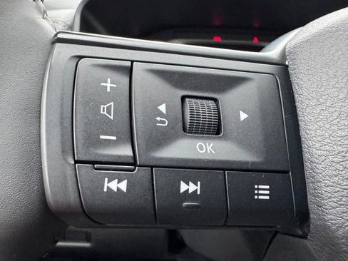 Used 2025 Nissan Rogue SV FWD image 16