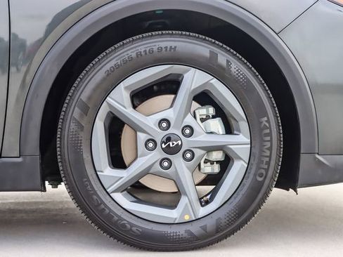 Used 2025 Kia K4 LXS image 11