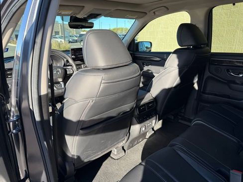 Used 2025 Honda Pilot Elite image 9