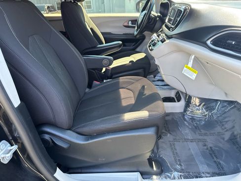 Used 2020 Chrysler Voyager LX FWD image 12