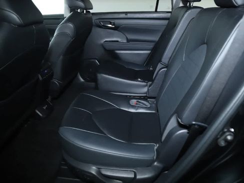 Certified 2023 Toyota Highlander XLE image 14