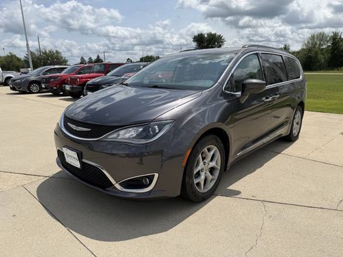 Used 2017 Chrysler Pacifica Touring-L w/ Tire & Wheel Group FWD image 3