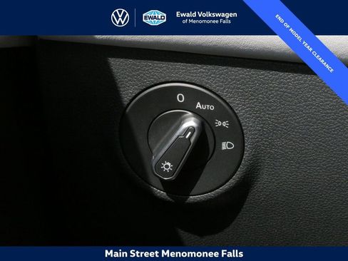 Certified 2025 Volkswagen Taos SE image 14