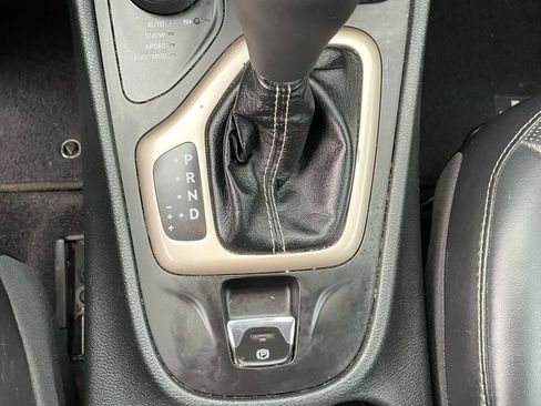 Used 2015 Jeep Cherokee Limited w/ Luxury Group image 19