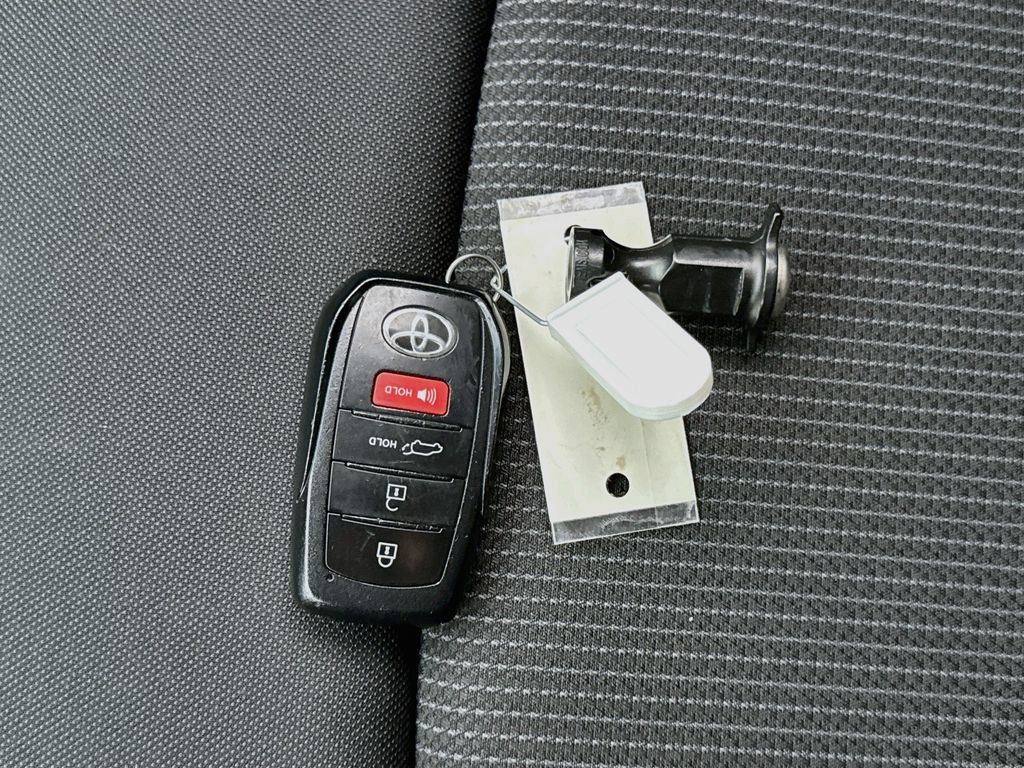 Used 2024 Toyota Venza LE AWD/4WD image 26