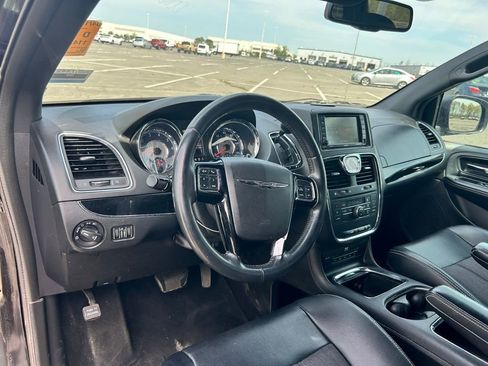 Used 2013 Chrysler Town & Country S image 9