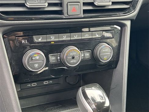 Used 2024 Volkswagen Taos SE image 16