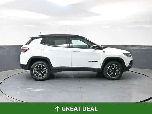 Used 2025 Jeep Compass Trailhawk AWD/4WD image 2