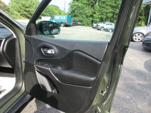 Used 2019 Jeep Cherokee Latitude w/ Popular Appearance Group FWD image 17