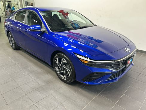 Used 2025 Hyundai Elantra Limited FWD image 2