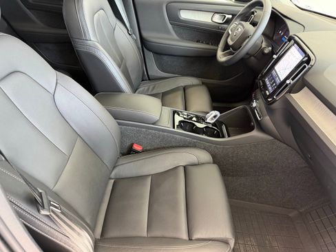 Certified 2025 Volvo XC40 B5 Plus AWD/4WD image 21