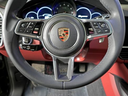 Certified 2023 Porsche Cayenne Platinum Edition image 24