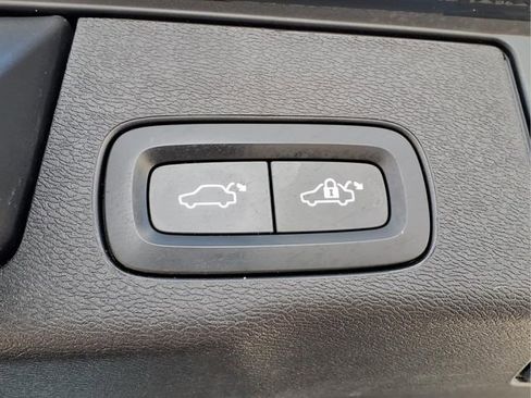 Used 2022 Volvo XC60 B5 Momentum image 31