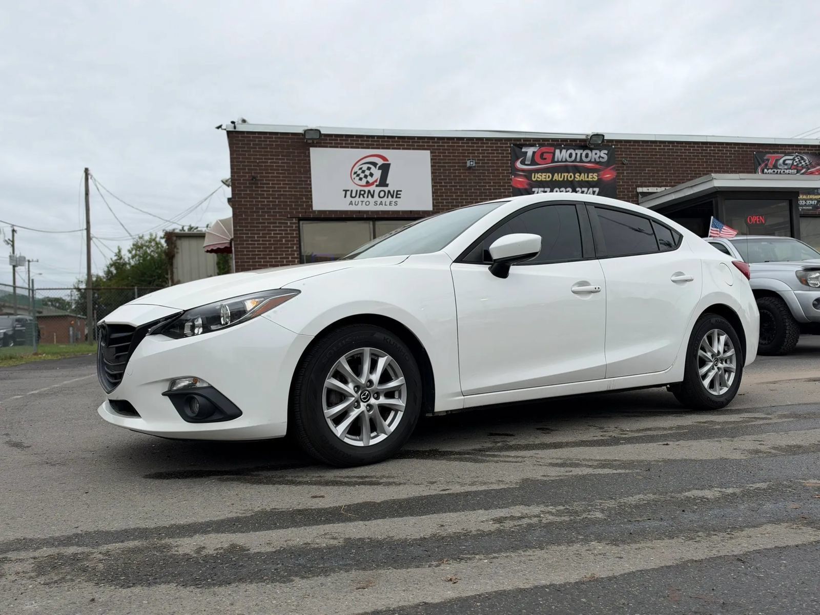 Used 2016 MAZDA MAZDA3 i Touring w/ Popular Equipment Package FWD image 1