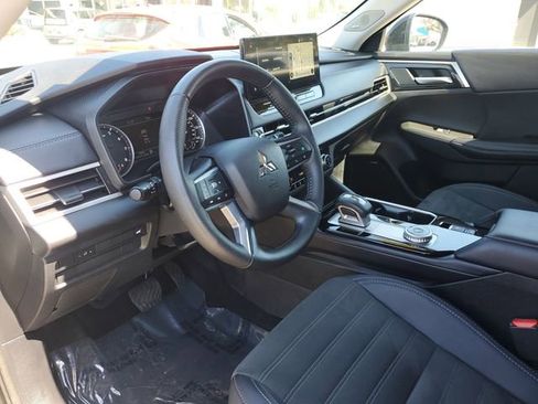 Used 2025 Mitsubishi Outlander SE image 15