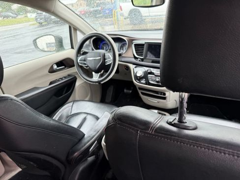 Used 2018 Chrysler Pacifica Touring-L FWD image 5