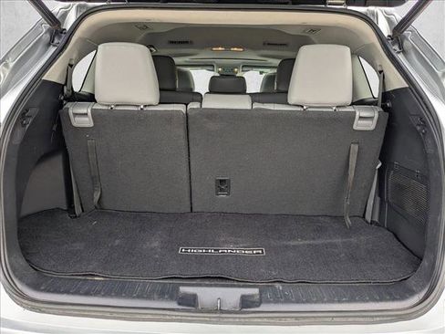 Used 2020 Toyota Highlander XLE image 19